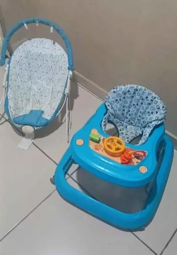 Cadeirinha de descanso que toca e vibra