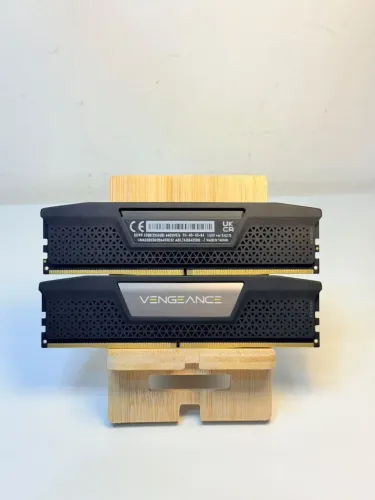 MEMÓRIA RAM CORSAIR VENGEANCE RGB DDR5 32GB 6400MHz (2x16GB) CMK32GX5M2B6400C32