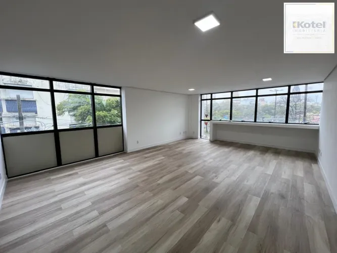Sala comercial reformada e elevador no bairro Bom Fim.