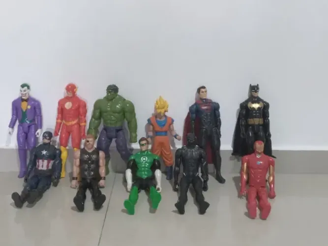 Bonecos super heróis.