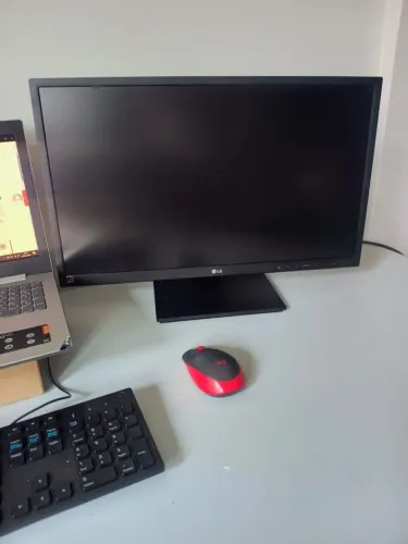Monitor LG 24 polegadas, sem marcas de uso
