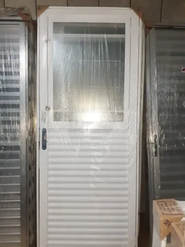 porta de aço branca completa com 1 vidro 799,90 a vista e com 2 vidros 899,90 a vista