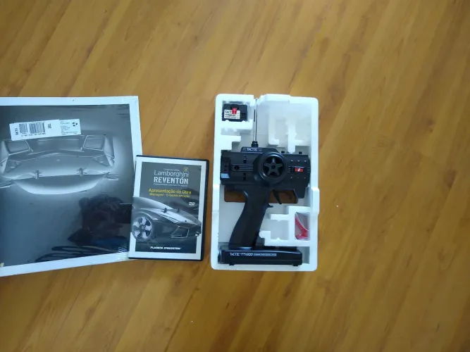 Lamborghini reventon. Carrinho a combustão para montar completo