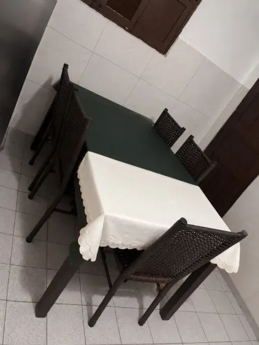 Mesa com 6 cadeiras coberta com palha