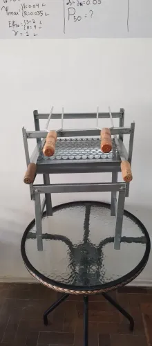 CHURRASQUEIRA PORTÁTIL+ GRELHA + ESPETOS