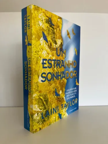 Um Estranho Sonhador - Laini Taylor | Ótimo Estado | Universo dos Livros