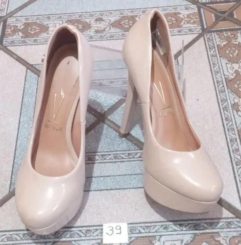 Sapatos scarpin meia pata de salto alto na cor bege da Vizzano