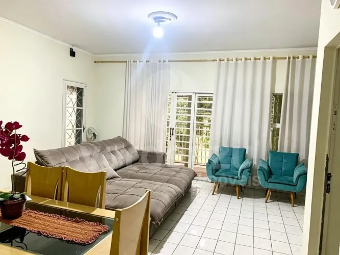 Sobrado de 300m² com 3 quartos, varanda e 4 vagas no Jd. Carlos Lourenço em Campinas-SP.