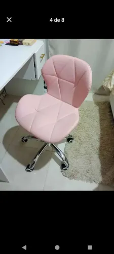CADEIRA GIRATÓRIA COM AJUSTE DE ALTURA POUCO USADA COM ALGUNS DETALHES NOS CANTOS