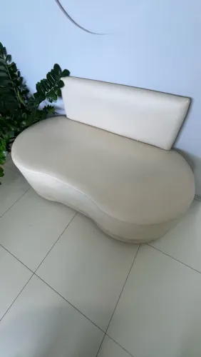 Sofá orgânico feito sob medida. Acompanha almofadas 
