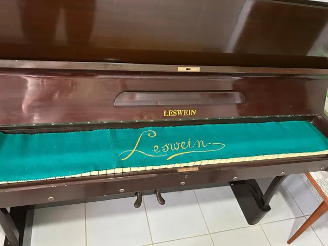 Piano LESWEIN de parede, pequeno, marteletes novos, dois pedais e vem com banco