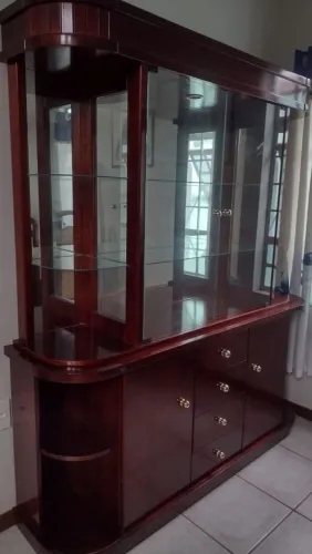 Vendo um conjunto de mesa jantar com 6 cadeiras  e cristaleira 