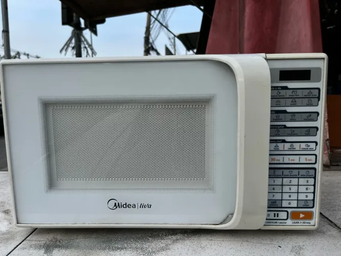 VENDE-SE MICROONDAS MIDEA LIVA 30 LITROS