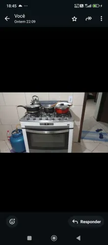 Mesa cm 4 cadeiras e um fogão de 6 bocas