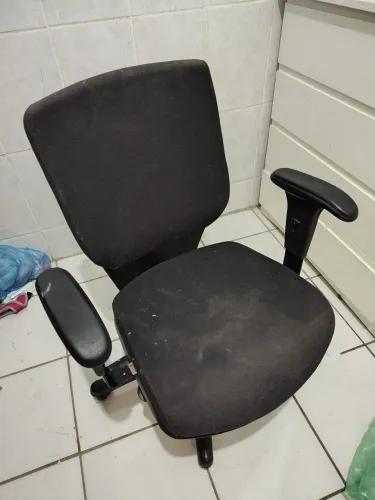 Cadeira escritório (Está suja. Funciona perfeitamente. Só 149,00)