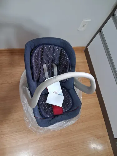 Vende - se bebê conforto com base.
