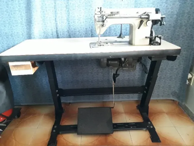 Maquina Singer 3 pontinhos para pregar elástico em roupas intimas.