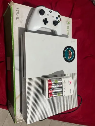 Xbox one s 1TB, um controle, carregador de pilhas para o controle