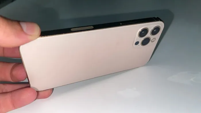Celular 12 pro/ dourado 