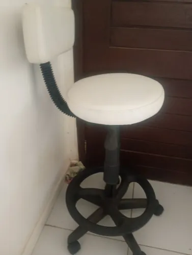 Cadeira Mocho Alto ( semi nova) com pistão.
