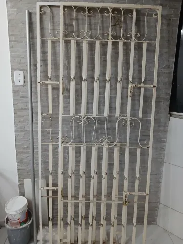 Vendo 2 portões em ferro