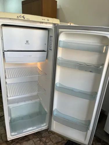 Vendo geladeira Eletrolux degelo seco