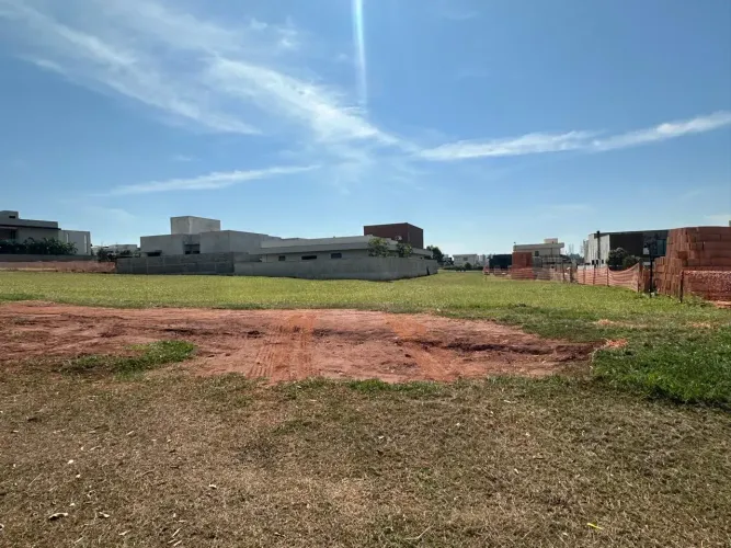 TERRENO DE ALTO PADRÃO NO QUINTA DAS LARANJEIRAS 469M² EM CONDOMÍNIO COMPLETO