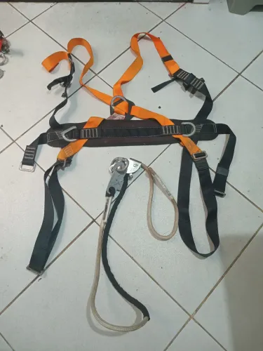Cinto de segurança em altura tipo paraquedistas