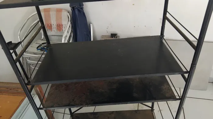 Estante de metal, bem forte