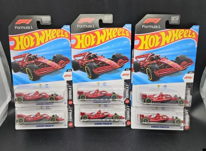 Lote com 6 miniaturas Hot Wheels Scuderia Ferrari F1 de 2026