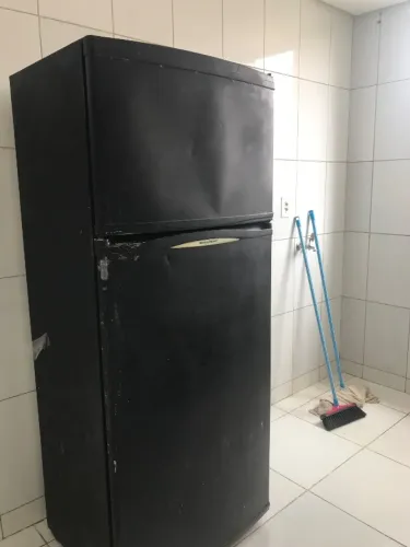 Vende se uma geladeira