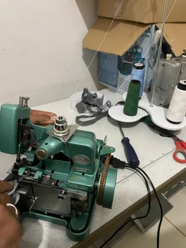 Vendo overlock chinesinha nunca usada 
