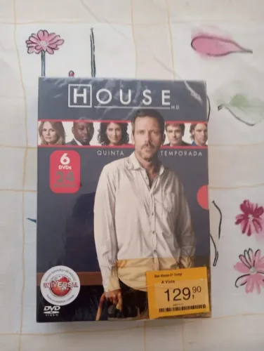 CDs e DVDs originais House, CSI, Sex and the City e Chico Buarque