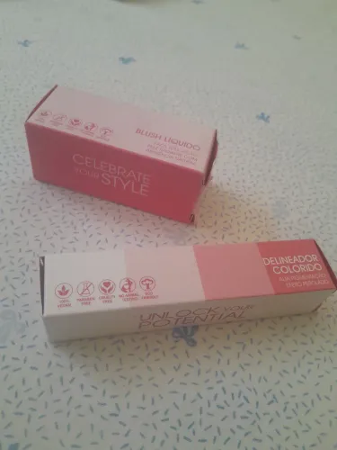 Blush liquido + delineador colorido 