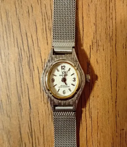 Relógio vintage de pulso Backer com pulseira de metal prateado