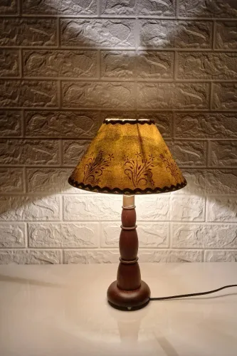 abajur de mesa com base de madeira torneada