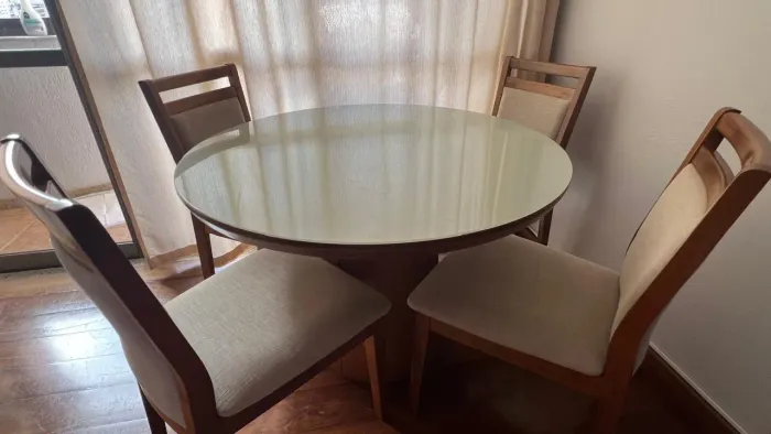 Mesa e cadeiras de madeira maciça