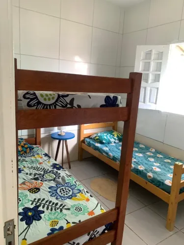 Cama Beliche em Madeira nobre com 2 colchões novos e uma cama simples com colchão novo