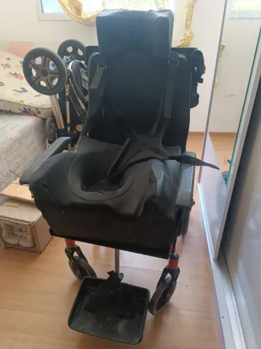 Vendo ou troco cadeira de rodas infantil por andador posterior com acessórios.