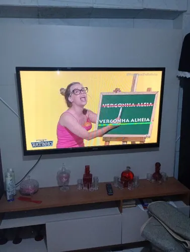 TV PLASMA 51" PL51F4000AG " NÃO É SMART " agora colocando a TV BOX ela fica.