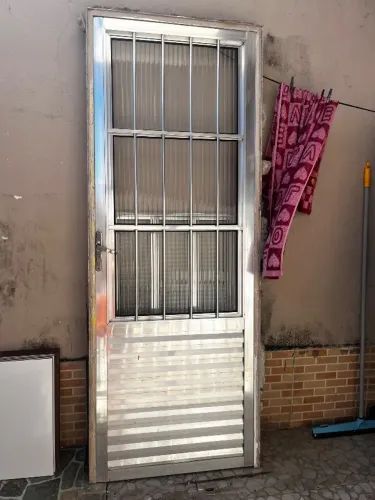 Porta e janelas de alumínio, uma grade para janela de 1m x1m