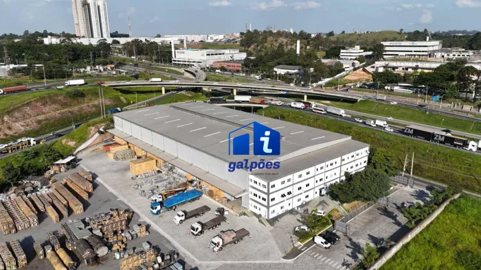Galpão Logístico com 7.600 m² com Grande Pátio e 24 Docas na Régis Bittencourt em Embu das