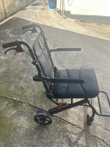 Vendo cadeira de rodas compacta dobrável