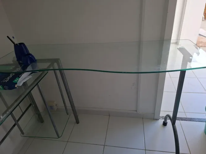 Escrivaninha de alumínio e vidro