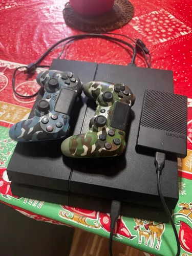 PS4 2TB +10 jogos + 2 Controles