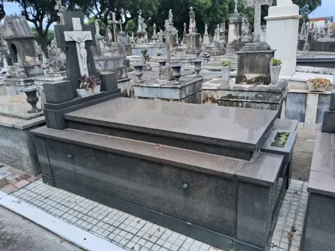 JAZIGO PERPÉTUO NO CEMITÉRIO DO CAJU