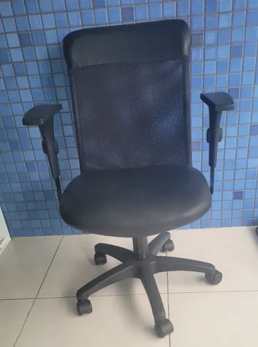 Cadeira executiva giratória e ajustável