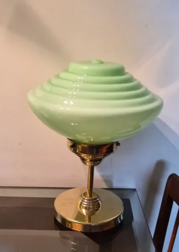 Art deco Luminária mesa base madeira c/ metal dourado com belíssima cúpula opalina verde