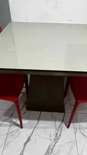 Vendo mesa 4 lugares com marca de uso
