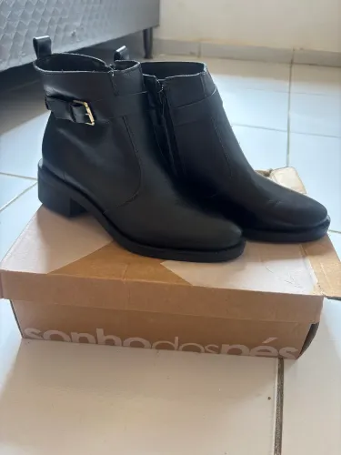 Bota preta Nova